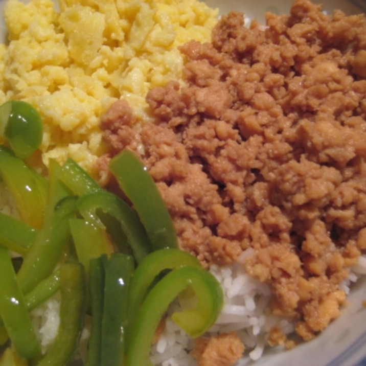 鶏そぼろとピーマンの三色丼